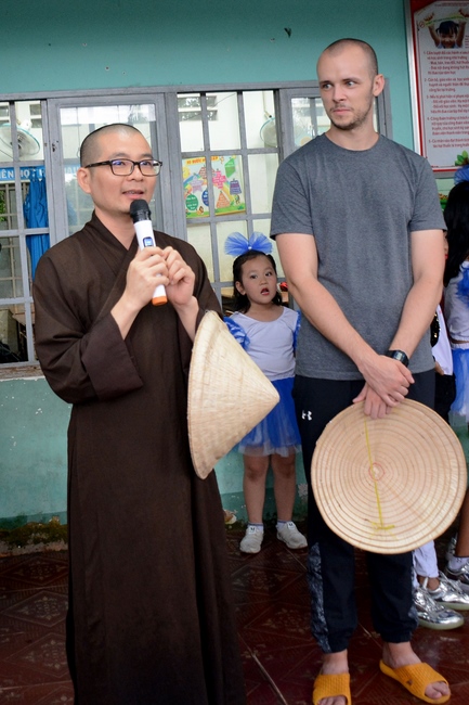 Giving gift portions to pupils on the occasion of Mid-Autumn Festival